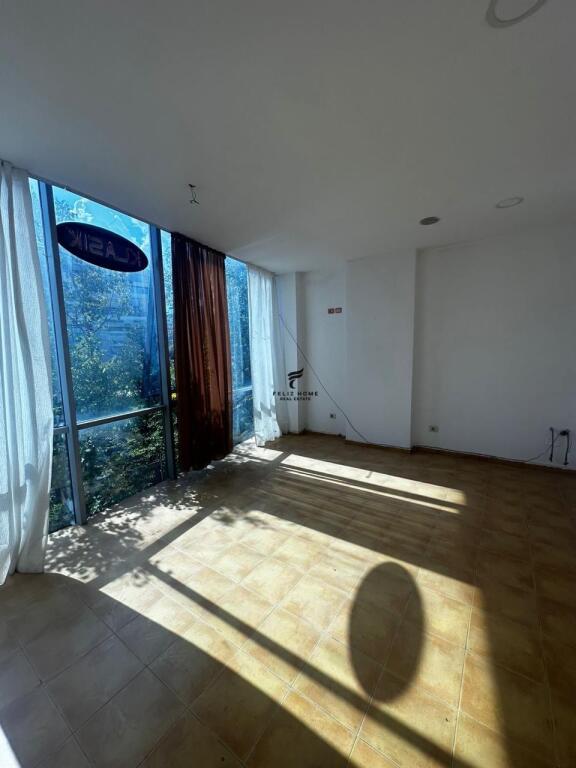 OFFICE FOR SALE 42 M2 PORCELAN 66,000 EURO