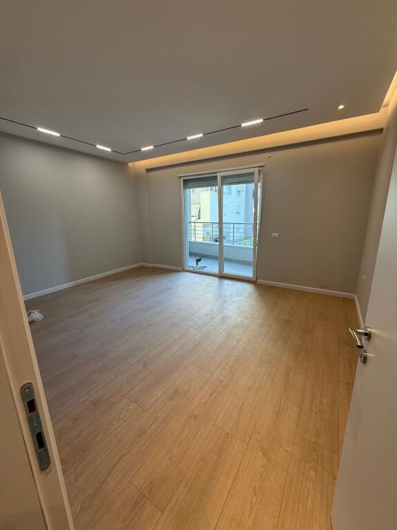 ZYRE ME QERA 125 M2 KOMUNA E PARISIT 1300 EURO