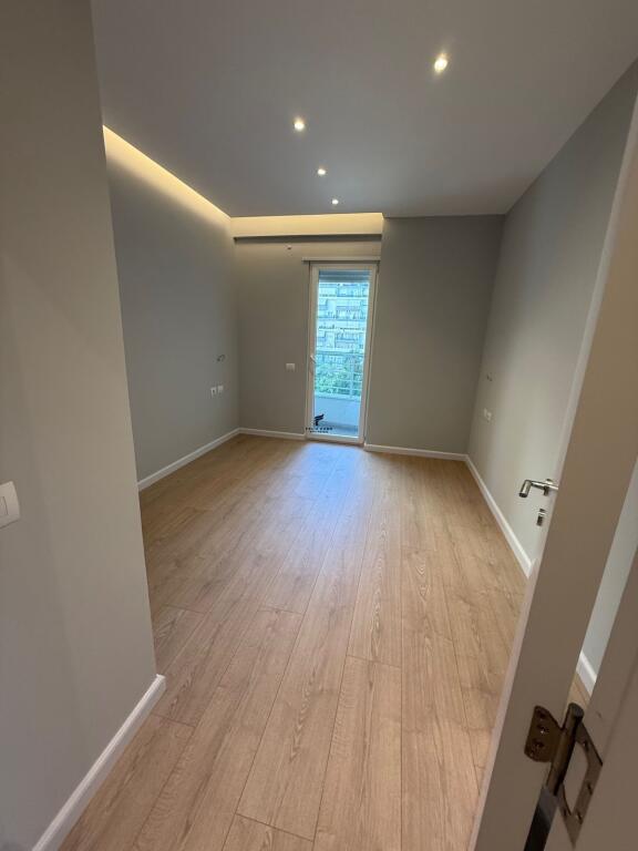 ZYRE ME QERA 125 M2 KOMUNA E PARISIT 1300 EURO