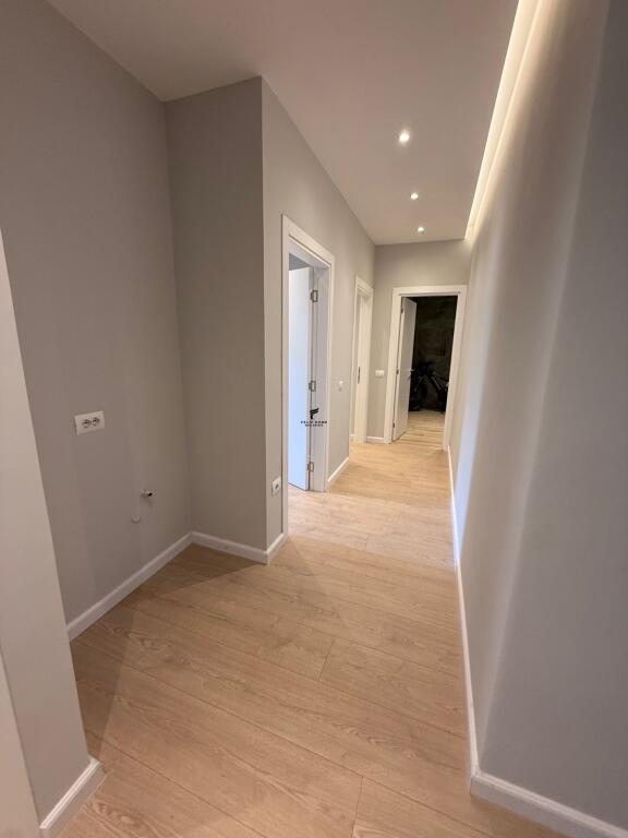 ZYRE ME QERA 125 M2 KOMUNA E PARISIT 1300 EURO