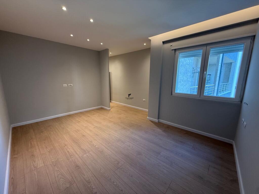 ZYRE ME QERA 125 M2 KOMUNA E PARISIT 1300 EURO