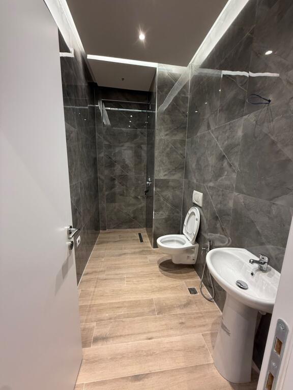 ZYRE ME QERA 125 M2 KOMUNA E PARISIT 1300 EURO