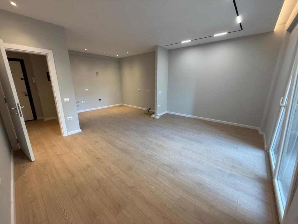 ZYRE ME QERA 125 M2 KOMUNA E PARISIT 1300 EURO