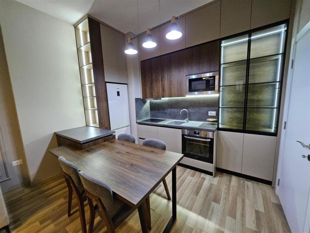 Super Apartament me qera tek Rruga e Kavajes/Square 21 (750 Euro)