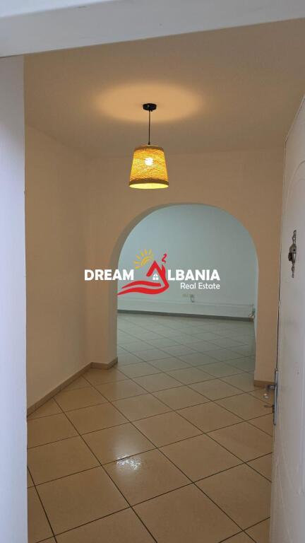 Zyre me Qera/Ambient Biznesi ne Rrugen Myslym Shyri, prane Someg ne Tirane (ID 42611253)