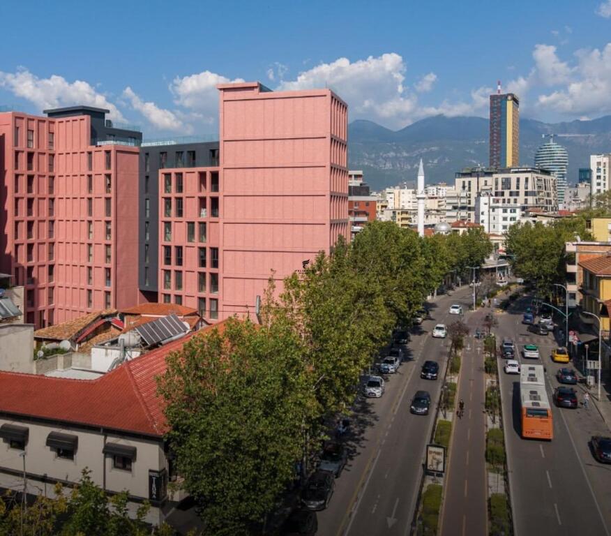 ZYRE ME QERA 266.4 M2 RRUGA E KAVAJES 8000 EURO