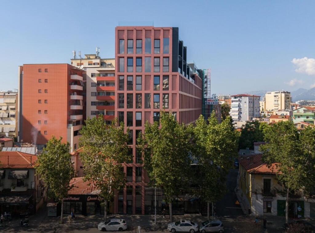 ZYRE ME QERA 266.4 M2 RRUGA E KAVAJES 8000 EURO