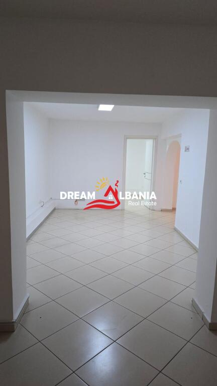 Zyre me Qera/Ambient Biznesi ne Rrugen Myslym Shyri, prane Someg ne Tirane (ID 42611253)