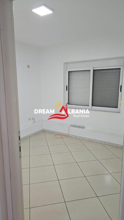Zyre me Qera/Ambient Biznesi ne Rrugen Myslym Shyri, prane Someg ne Tirane (ID 42611253)