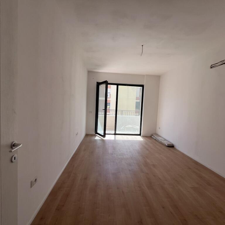 Shitet apartament 1+1 Liqeni i Thate