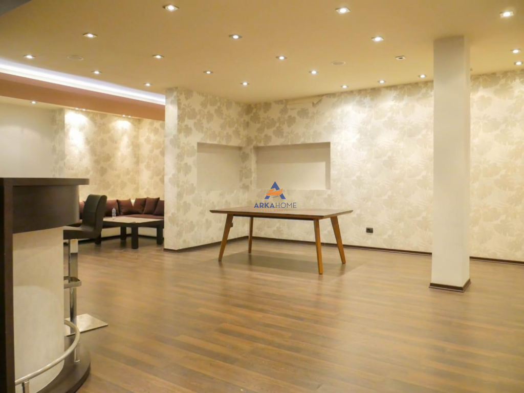 JEPET GODINË 2-KATËSHE ME QERA 1000M2 “SAUK” 2000 EURO.