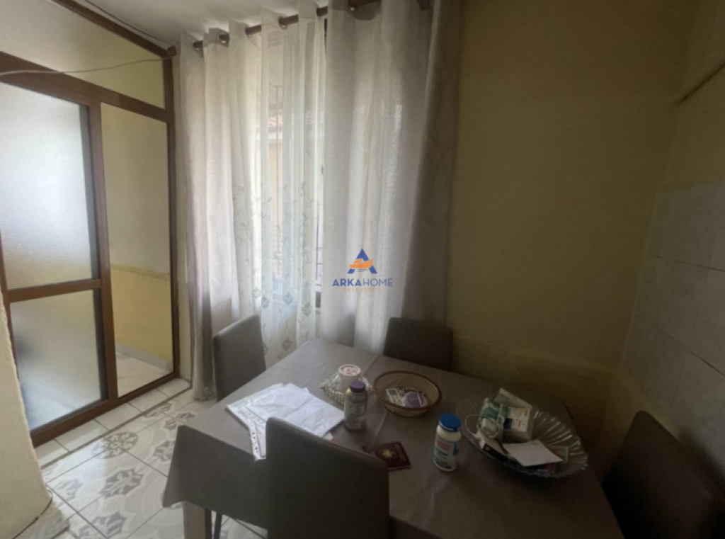 VENDESI APPARTAMENTO 2+1+BALCONE " VIA RAMAZAN ZAKJA, XHAMLLIK" 130.000 EURO.