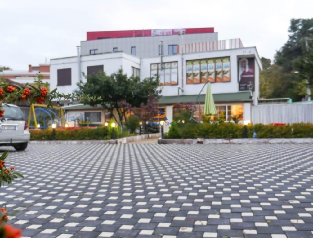 JEPET GODINË 2-KATËSHE ME QERA 1000M2 “SAUK” 2000 EURO.