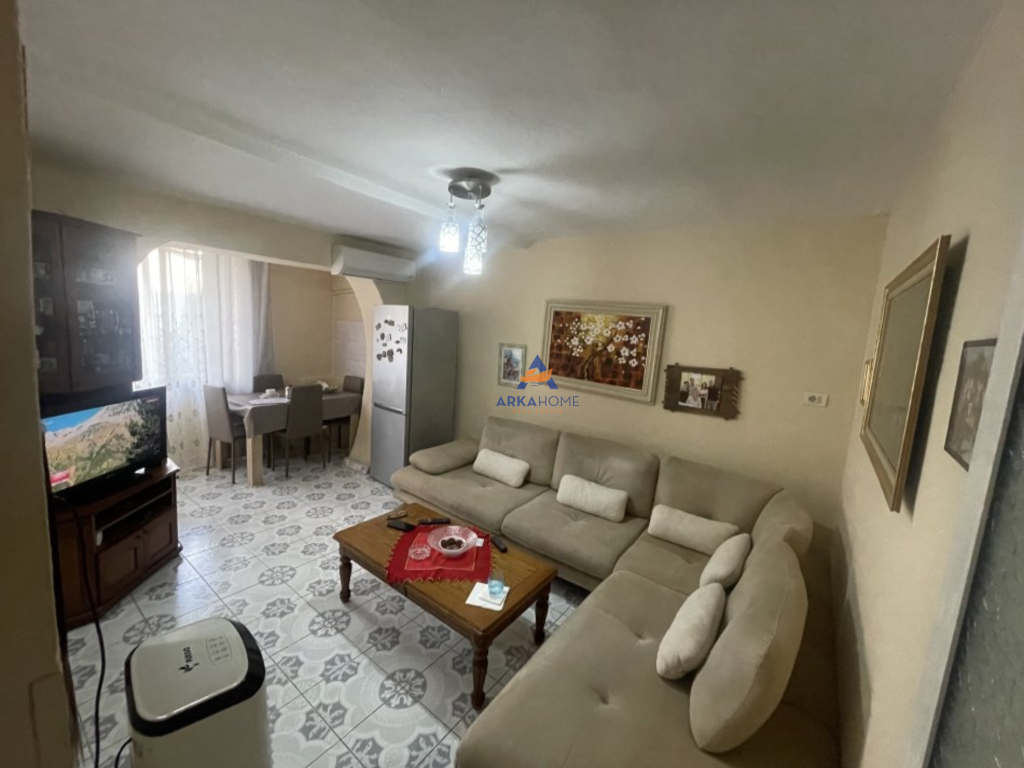 VENDESI APPARTAMENTO 2+1+BALCONE " VIA RAMAZAN ZAKJA, XHAMLLIK" 130.000 EURO.