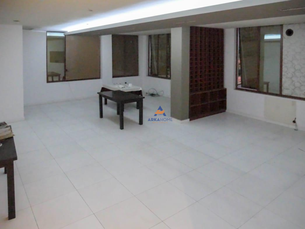 JEPET GODINË 2-KATËSHE ME QERA 1000M2 “SAUK” 2000 EURO.