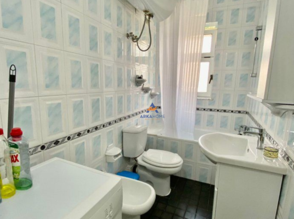 JEPET ME QERA APARTAMENT 2+1+BALLKON "RRUGA FORTUZI" 700 EURO (PARKIM I PERFSHIRE).
