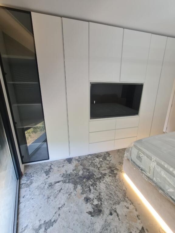 📢 Apartament Luksoz 1+1+garazh për Qira në Liqenin e Thatë! 🏡✨