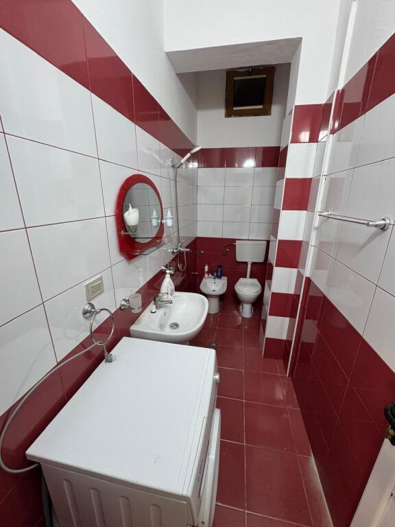 Appartamento 1+1 in affitto, veranda privata, vicino alla scuola ”Lef Sallata”, Vlora