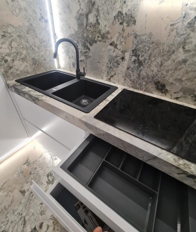 📢 Apartament Luksoz 1+1+garazh për Qira në Liqenin e Thatë! 🏡✨