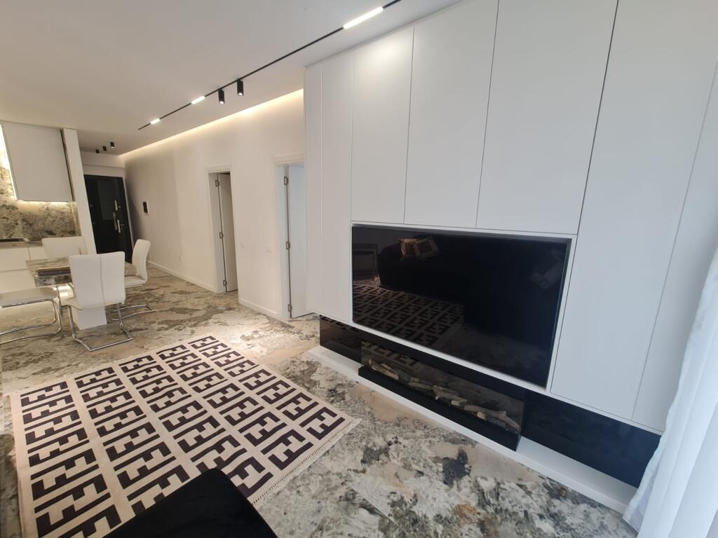 📢 Apartament Luksoz 1+1+garazh për Qira në Liqenin e Thatë! 🏡✨