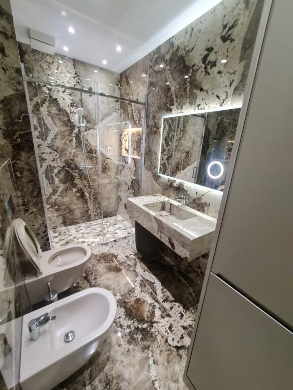 📢 Apartament Luksoz 1+1+garazh për Qira në Liqenin e Thatë! 🏡✨