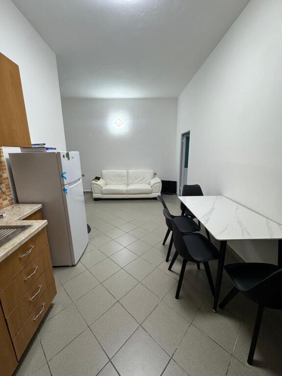 Appartamento 1+1 in affitto, veranda privata, vicino alla scuola ”Lef Sallata”, Vlora