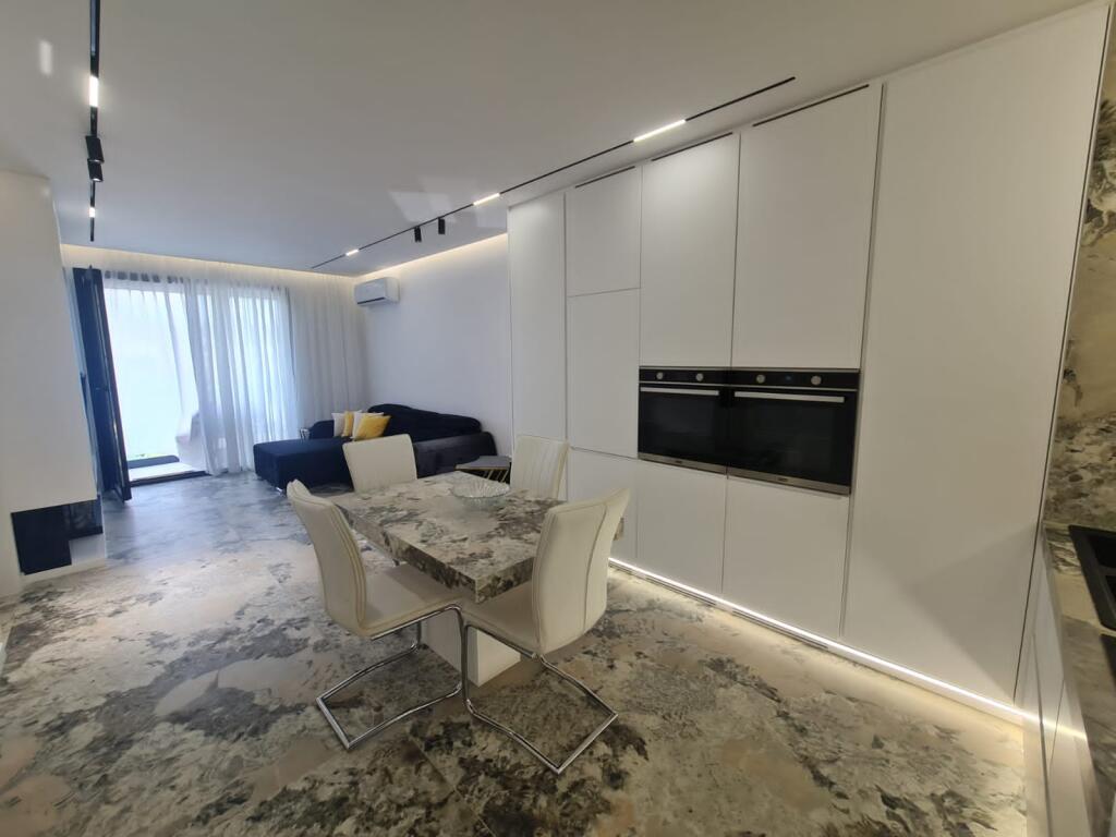 📢 Apartament Luksoz 1+1+garazh për Qira në Liqenin e Thatë! 🏡✨