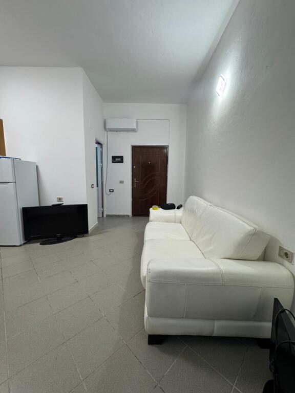 Appartamento 1+1 in affitto, veranda privata, vicino alla scuola ”Lef Sallata”, Vlora