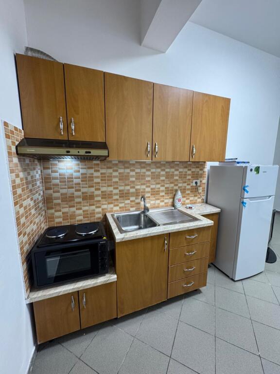 Appartamento 1+1 in affitto, veranda privata, vicino alla scuola ”Lef Sallata”, Vlora