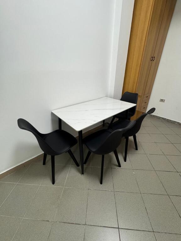 Appartamento 1+1 in affitto, veranda privata, vicino alla scuola ”Lef Sallata”, Vlora