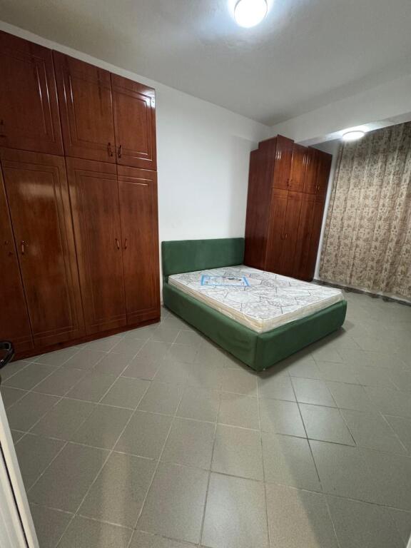 Appartamento 1+1 in affitto, veranda privata, vicino alla scuola ”Lef Sallata”, Vlora