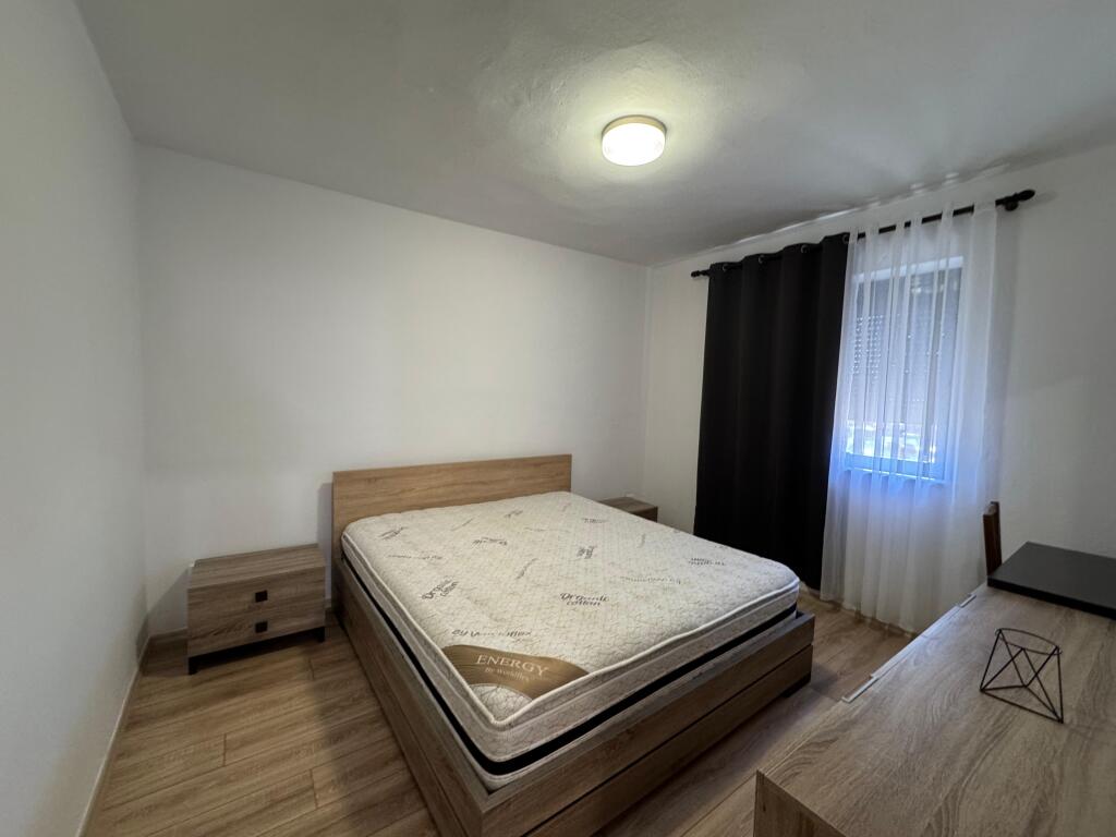 🏡 Apartament me Qira 2+1 📍 Xhamllik, Prane "Rosmann Lala"💶 Çmimi: 50000 leke (i diskutueshëm)