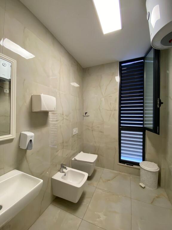 ZYRE ME QERA 317 M2 RRUGA E BARIKADAVE 4600 EURO