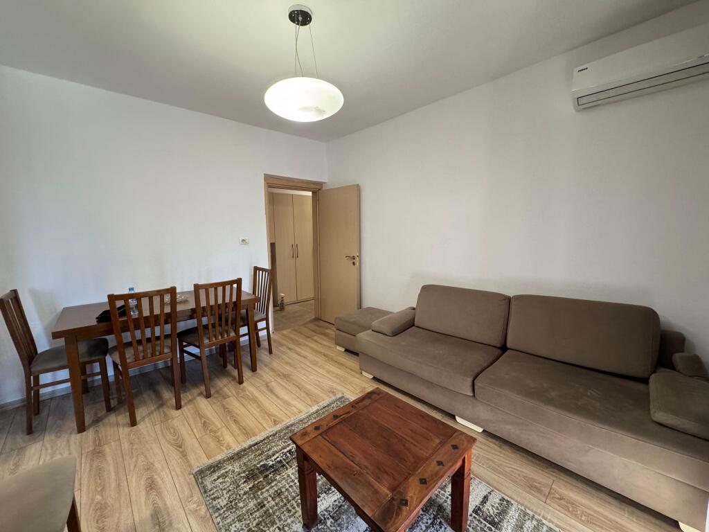 🏡 Apartament me Qira 2+1 📍 Xhamllik, Prane "Rosmann Lala"💶 Çmimi: 50000 leke (i diskutueshëm)