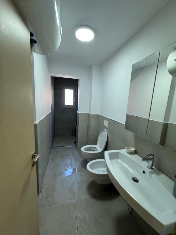 🏡 Apartament me Qira 2+1 📍 Xhamllik, Prane "Rosmann Lala"💶 Çmimi: 50000 leke (i diskutueshëm)