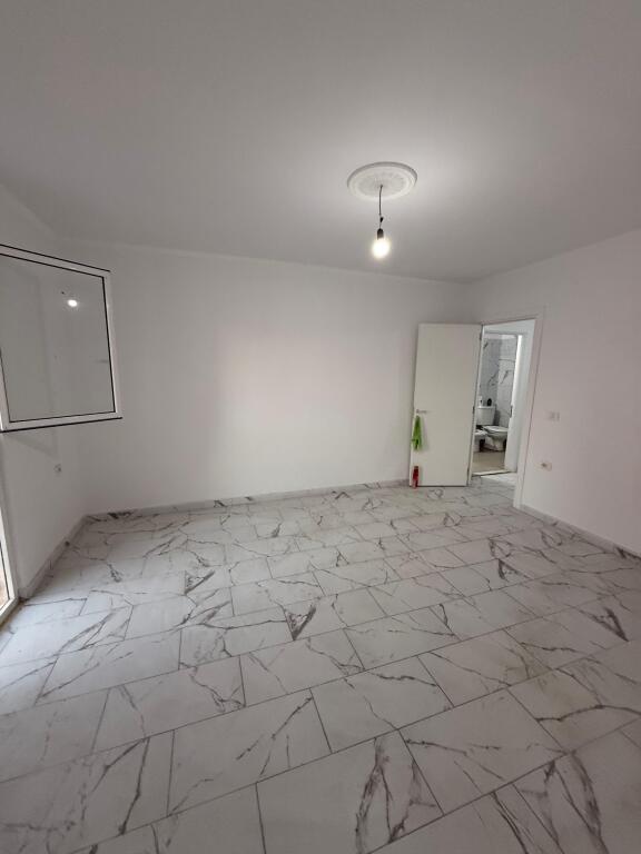 🏢Vendesi Appartamento 1+1+Balcone | 📍Via Haxhi Hysen Dalliu, Stazione del Treno | 💶163.000€