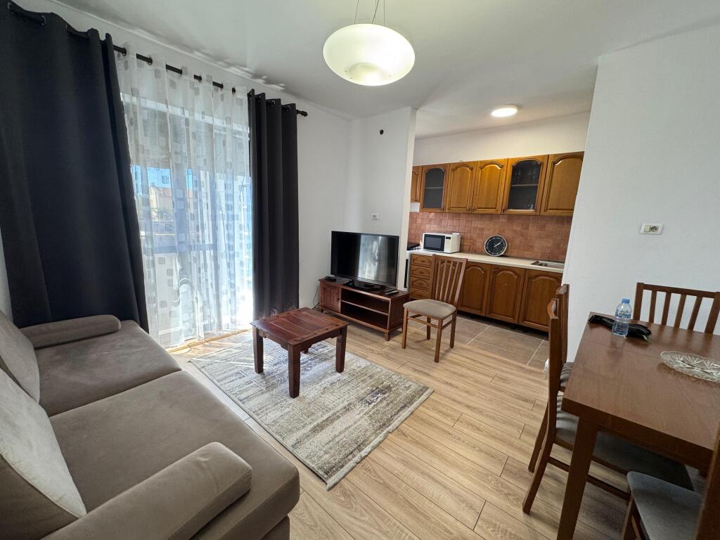 🏡 Apartament me Qira 2+1 📍 Xhamllik, Prane "Rosmann Lala"💶 Çmimi: 50000 leke (i diskutueshëm)