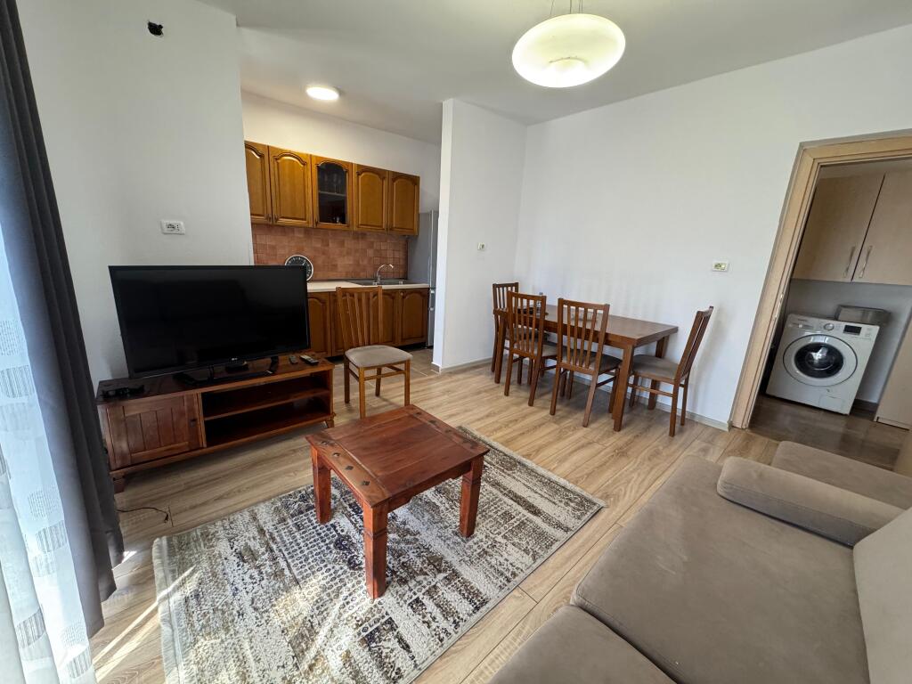 🏡 Apartament me Qira 2+1 📍 Xhamllik, Prane "Rosmann Lala"💶 Çmimi: 50000 leke (i diskutueshëm)