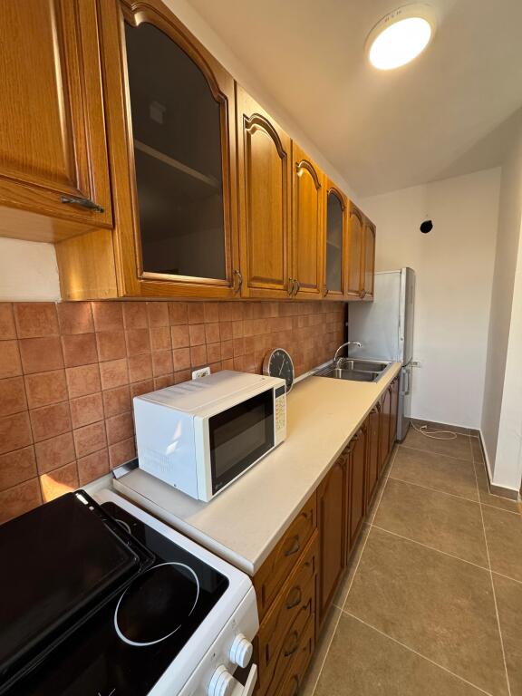 🏡 Apartament me Qira 2+1 📍 Xhamllik, Prane "Rosmann Lala"💶 Çmimi: 50000 leke (i diskutueshëm)