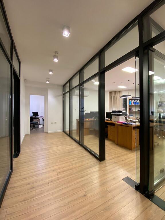 ZYRE ME QERA 317 M2 RRUGA E BARIKADAVE 4600 EURO