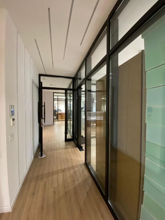ZYRE ME QERA 317 M2 RRUGA E BARIKADAVE 4600 EURO