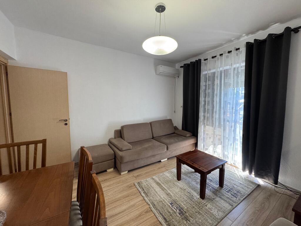 🏡 Apartament me Qira 2+1 📍 Xhamllik, Prane "Rosmann Lala"💶 Çmimi: 50000 leke (i diskutueshëm)