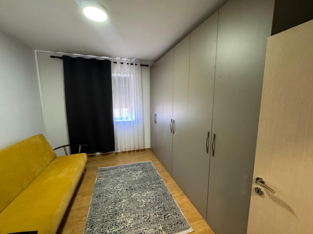 🏡 Apartament me Qira 2+1 📍 Xhamllik, Prane "Rosmann Lala"💶 Çmimi: 50000 leke (i diskutueshëm)