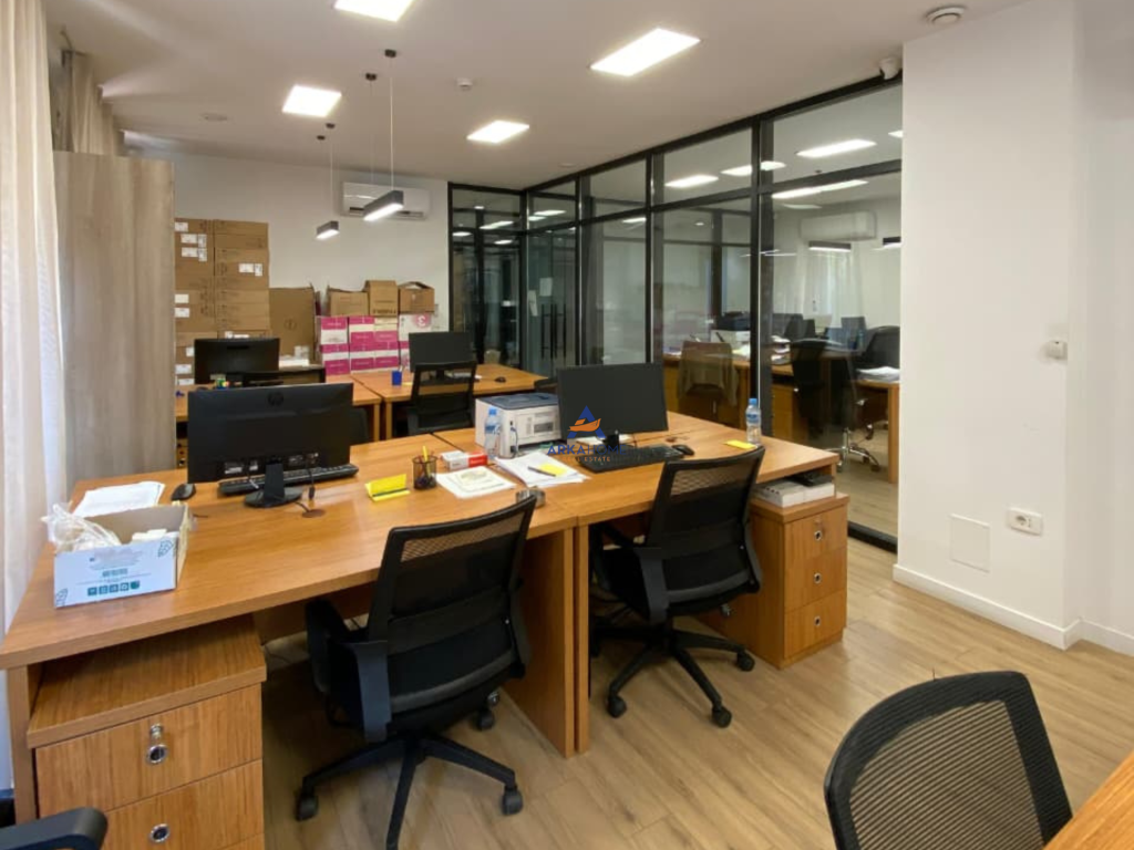LOCALE PER UFFICI IN AFFITTO 315M2 "⁠RRUGA E BARRIKADAVE " 5000 EURO (TRATTABILE).