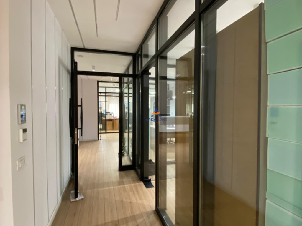 LOCALE PER UFFICI IN AFFITTO 315M2 "⁠RRUGA E BARRIKADAVE " 5000 EURO (TRATTABILE).