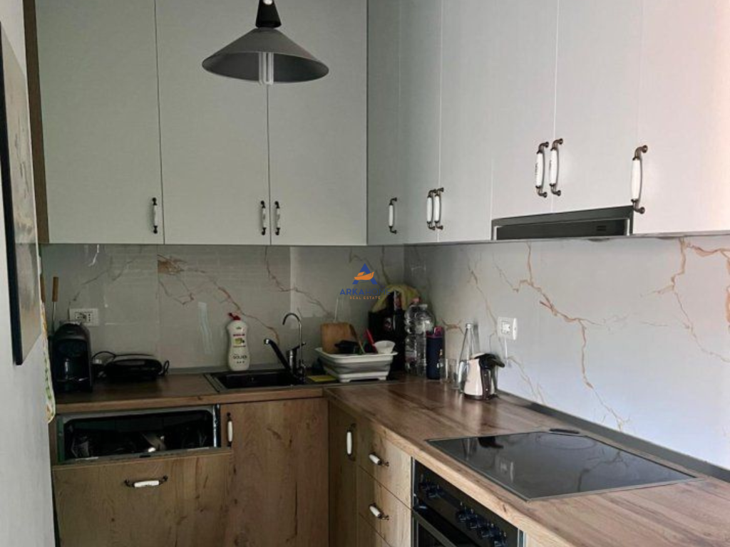 AFFITTASI APPARTAMENTO 2+1+BALCONE "COMUNE DI PARIGI" 650 EURO.