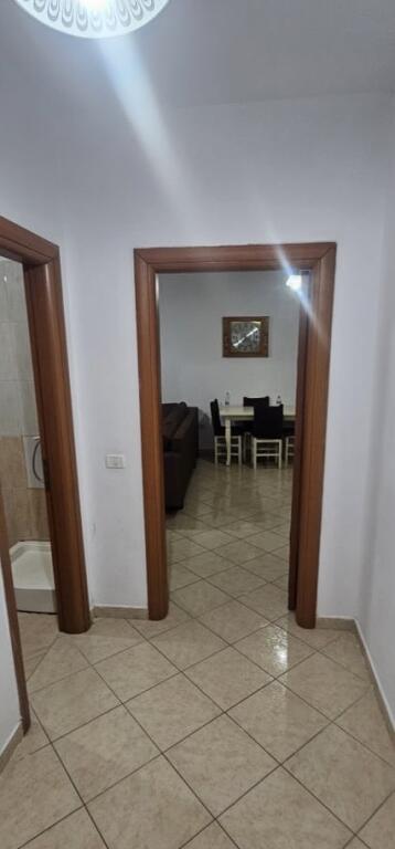 Shitet apartament 1+1 ne Yzberisht, perballe KMY