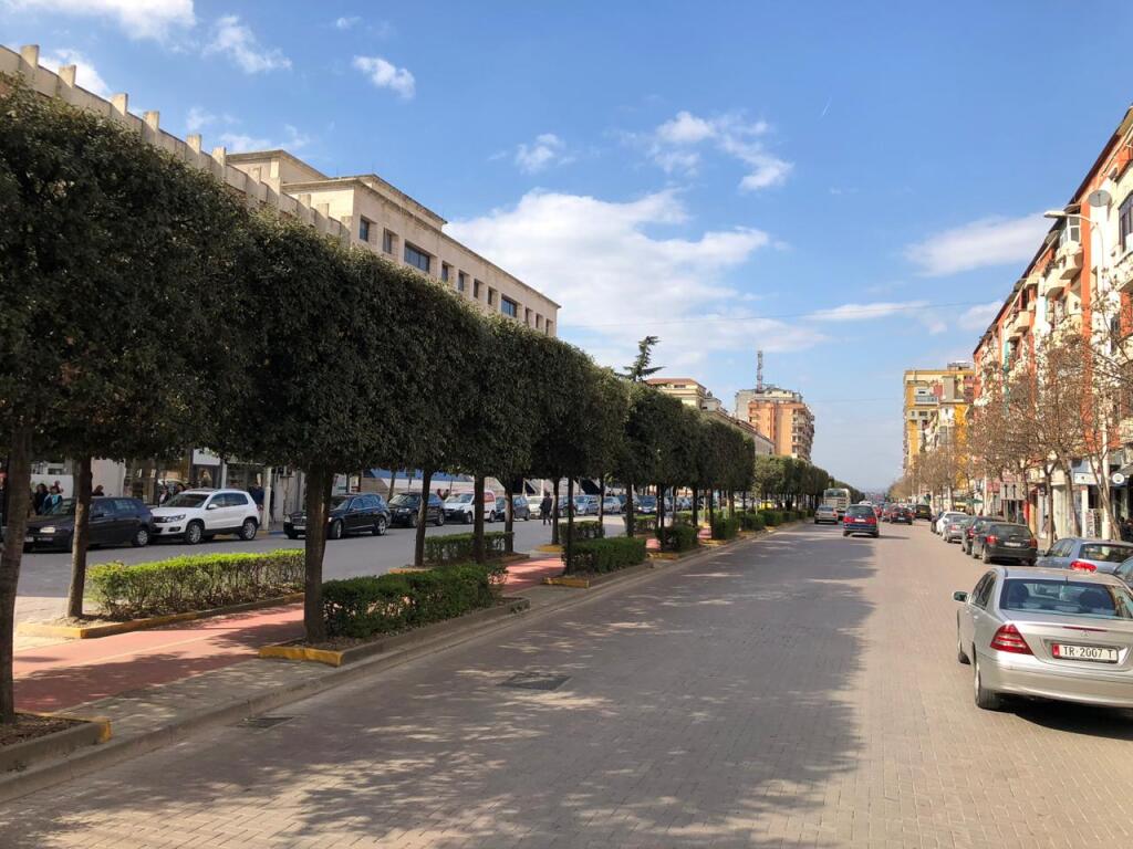 Locale per attività 500 m in affitto su Blv. Zogu I (ID 42611356)