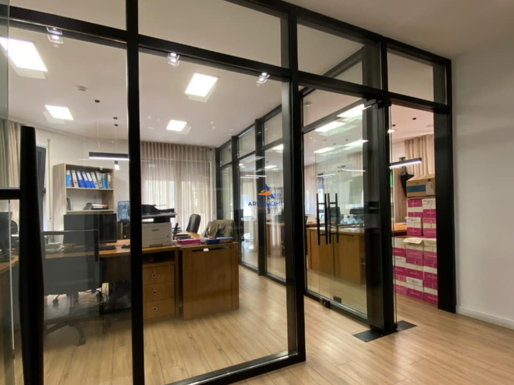 LOCALE PER UFFICI IN AFFITTO 315M2 "⁠RRUGA E BARRIKADAVE " 5000 EURO (TRATTABILE).