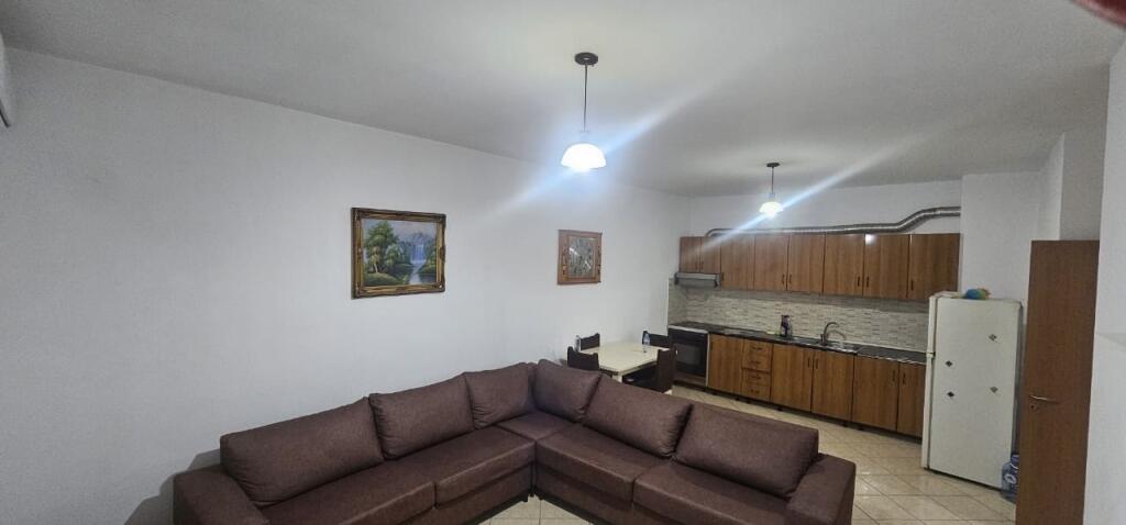 Shitet apartament 1+1 ne Yzberisht, perballe KMY